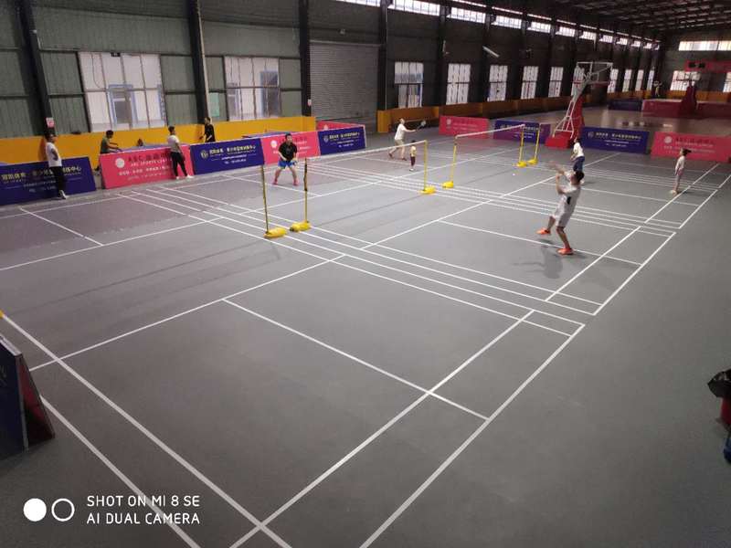 山东临沂，1100平灰色陨石，羽毛球场，篮球场内部是木地板，其余都是用的灰
